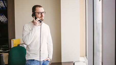 Homme au téléphone sur une ligne fixe