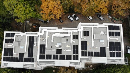 Photo vue aérienne d'un toit couvert de panneaux solaires