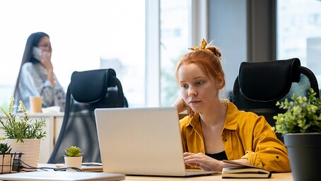 Jeunes femmes rousse travaillant sur son ordinateur portable