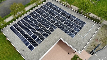 Photo vue aérienne d'un toit couvert de panneaux solaires