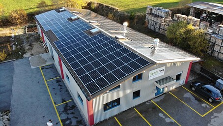 Photo vue aérienne d'une entreprise dont le toit est couvert de panneaux solaires