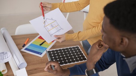 Conseillant montrant un schéma d'installations solaire à un client