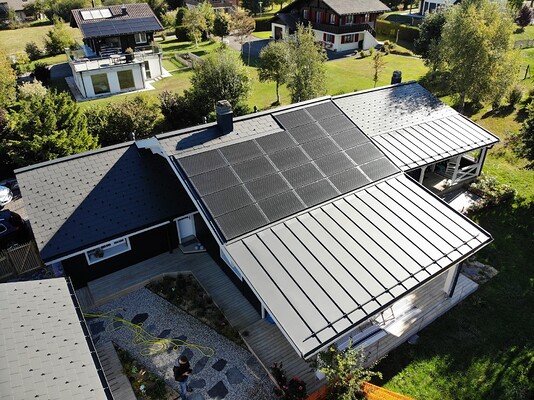 Toit couvert de panneaux solaires vu de dessus